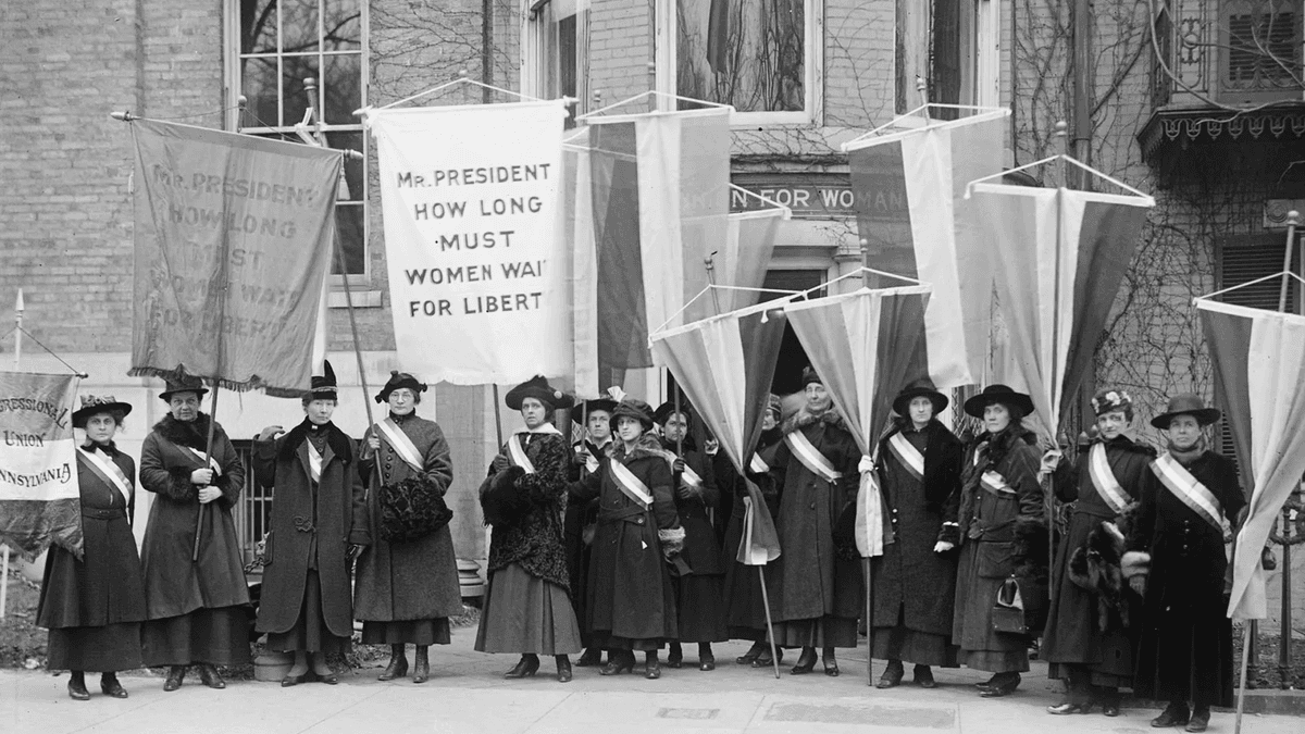 Between 1900 and the 1920s, the United States experienced a wave of reform efforts aimed at curbing corporate power, improving working and living conditions, and expanding political rights.